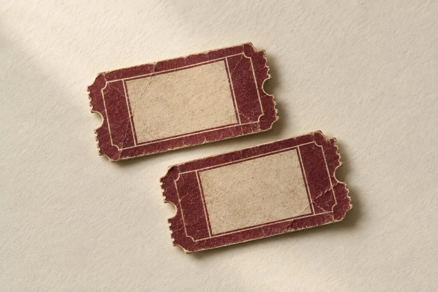 Deux anciens tickets de cinéma crème et bordeaux